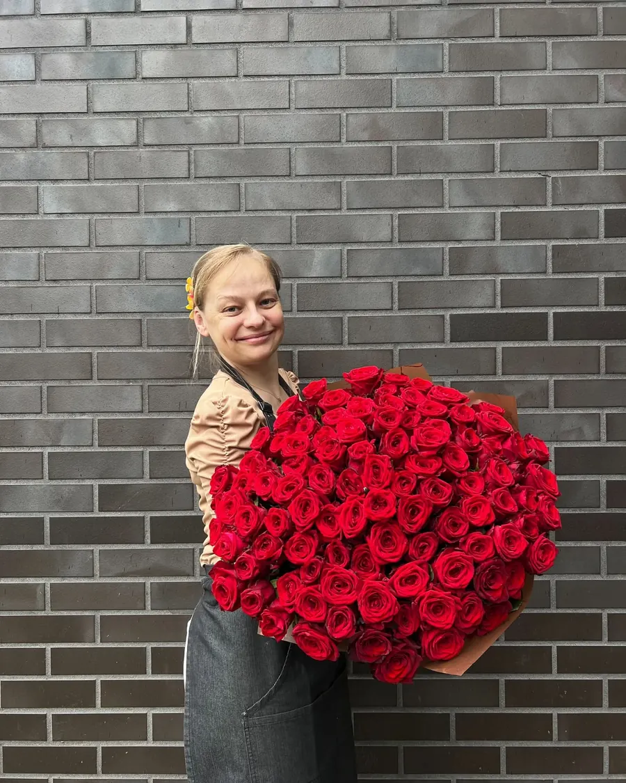 Floristė Monika su didele raudonų rožių puokšte