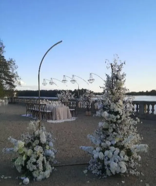 Gėlėmis papuošta ceremonijos arka prie ežero